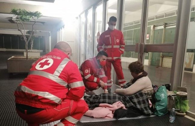 Cosenza, il Natale dei volontari della Croce Rossa accanto ai senzatetto – FOTO