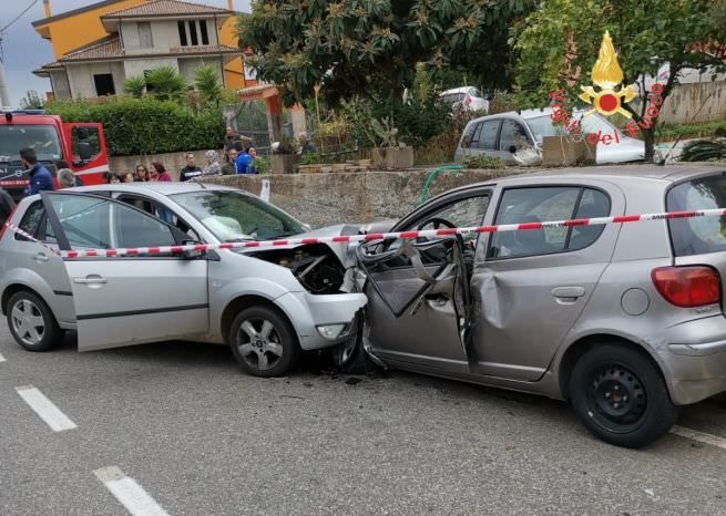Serrastretta, scontro frontale tra due auto: un ferito grave