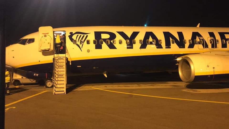 Treviso-Lamezia, 40 passeggeri dirottati a Bari dopo un volo da incubo