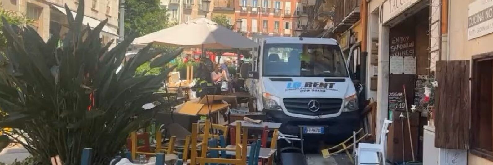 Tragedia sfiorata a Cagliari, furgone piomba sui tavoli di un bar: 15 feriti