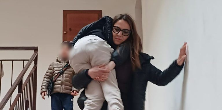 Il caso di Giulia a Ricadi, l’Aterp smentisce il sindaco: «Gli alloggi ci sono, ma sono occupati abusivamente»