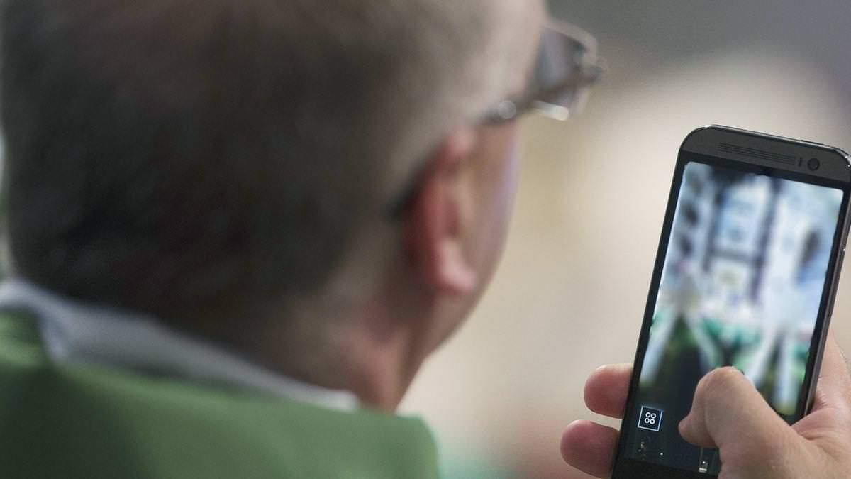 Ricatta prete per un video compromettente, arrestato 26enne