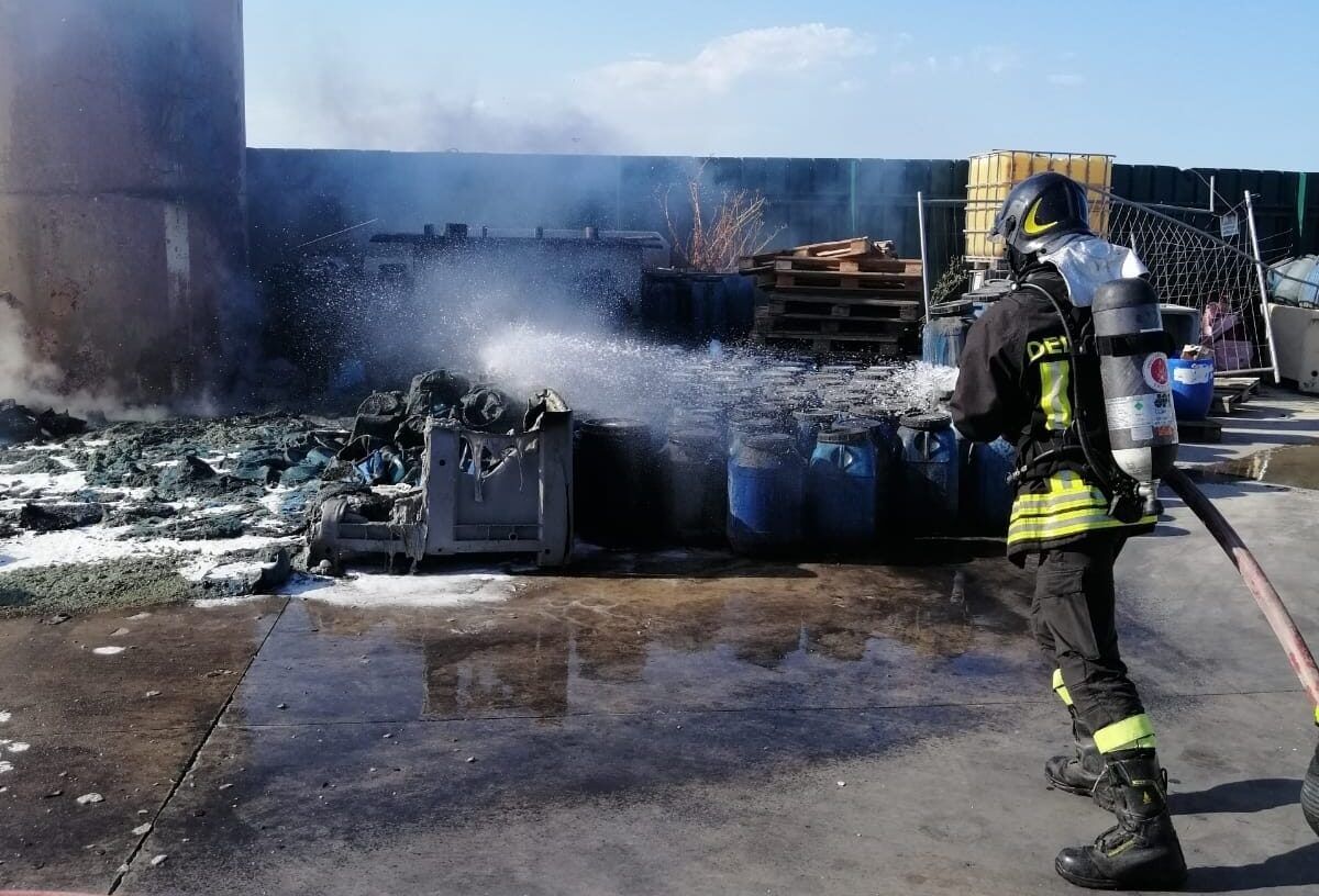 Crotone, apprensione per l’incendio a una ditta di materiali organici