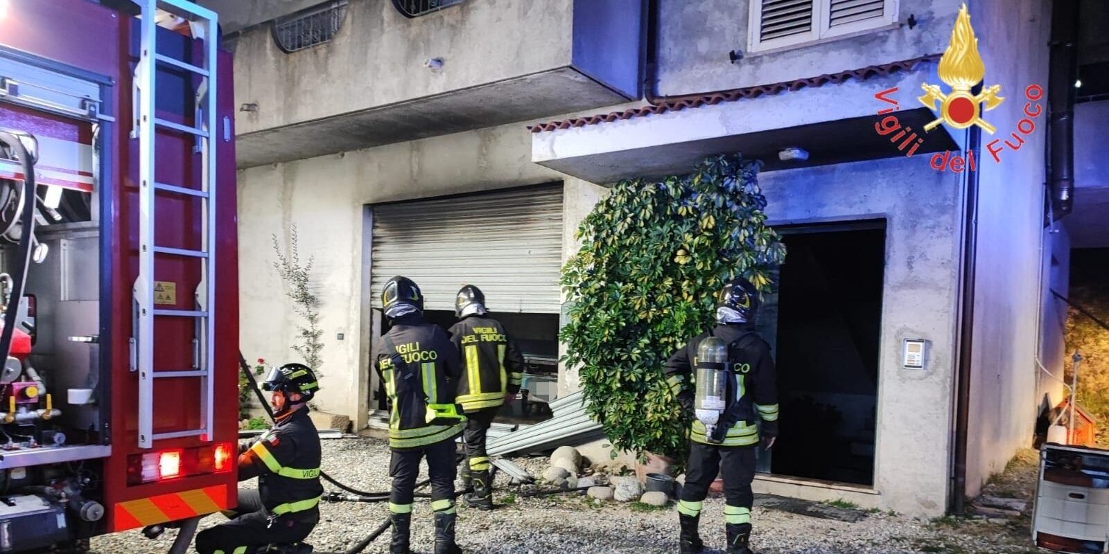Casa su due piani prende fuoco, i vigili del fuoco salvano una coppia di coniugi