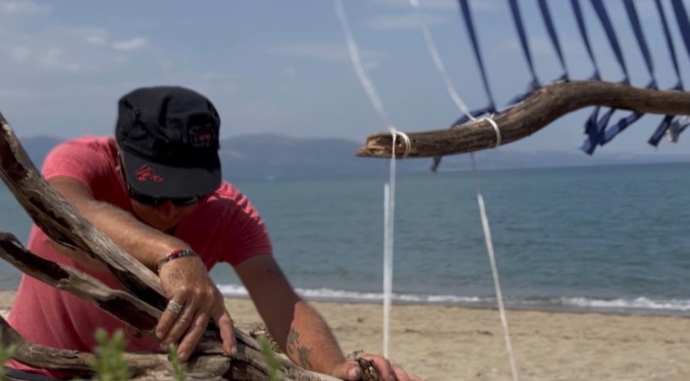 Le «ribelli» installazioni sulla spiaggia di Sibari. «Nascono da uno stato d’animo» (FOTO E VIDEO)