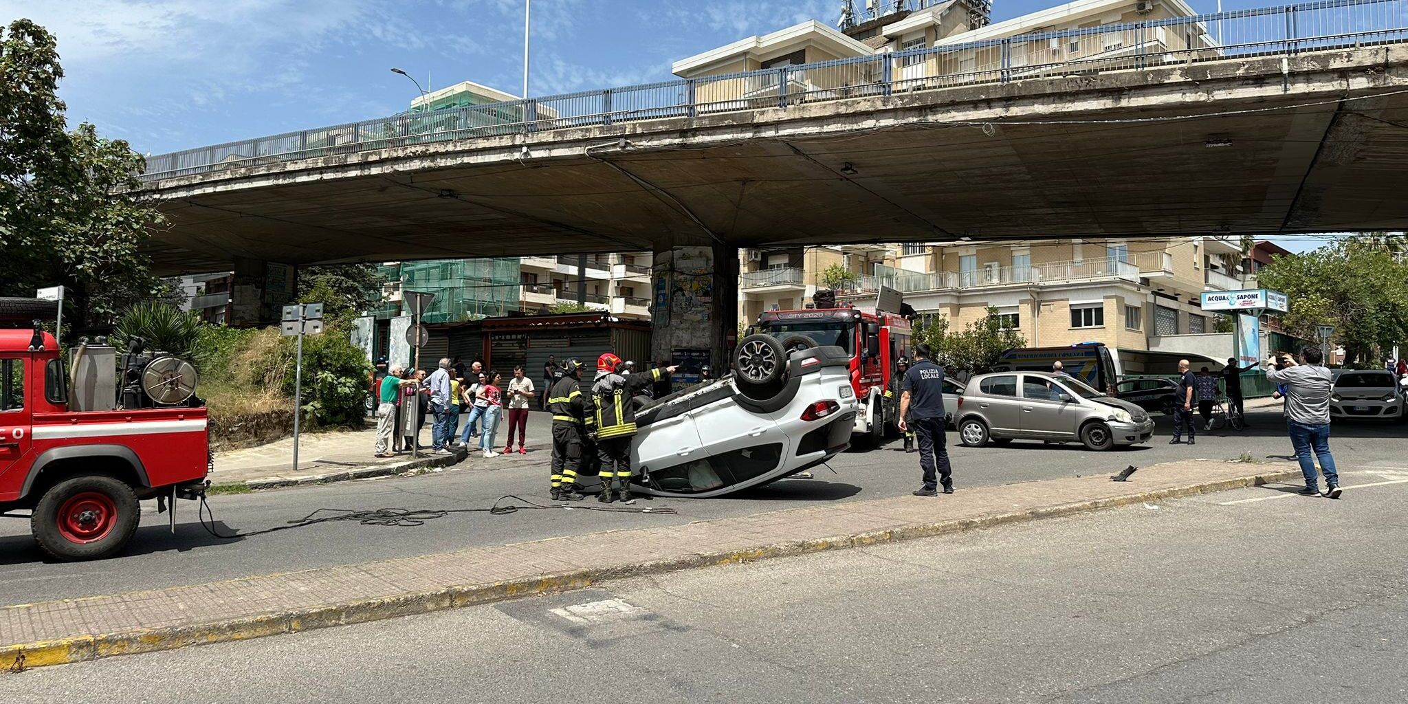Spettacolare incidente a Cosenza, auto (con 3 bimbi a bordo) si ribalta – VIDEO E FOTO
