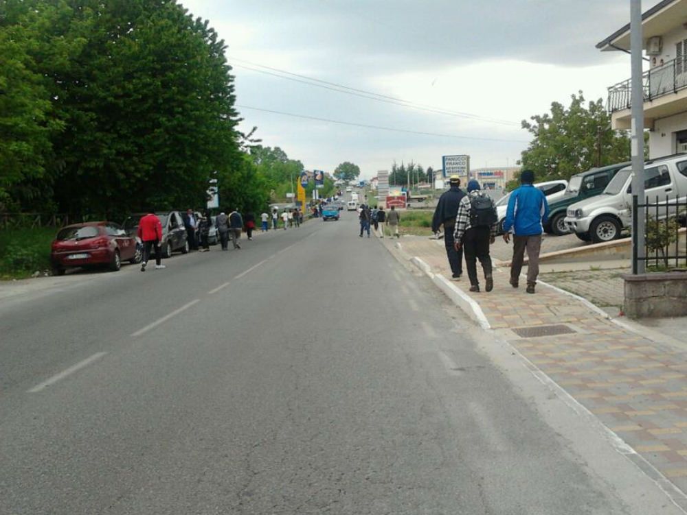 Immigrati protestano davanti alla questura  di Cosenza