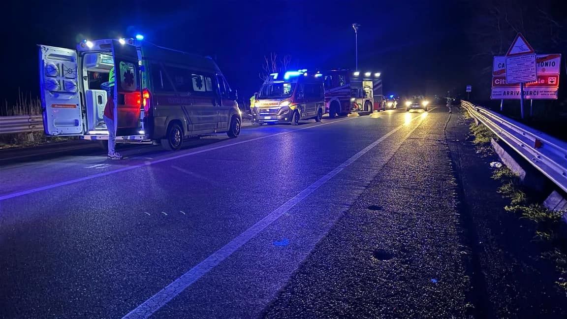 Scontro tra due auto sulla Statale 106 a Sibari, muore un giovane