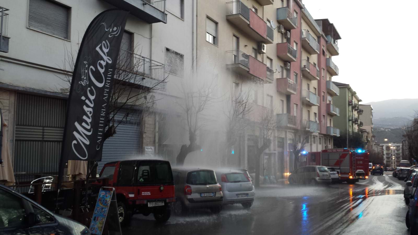 Cosenza, esplode conduttura idrica e apre una voragine