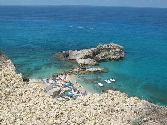 Si tuffa in mare e batte la testa contro uno scoglio