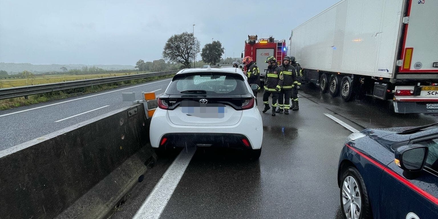 Perde il controllo dell’auto e sbatte contro il guardrail: un ferito sulla “Due Mari”