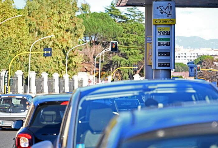 Benzina, il Cdm vara il decreto: obbligo di esporre il prezzo medio