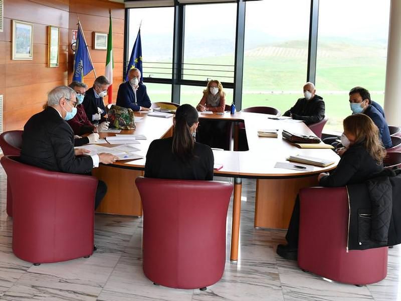 La giunta annuncia 25 milioni per le famiglie e 25mila tablet per gli studenti. Polemiche con il governo