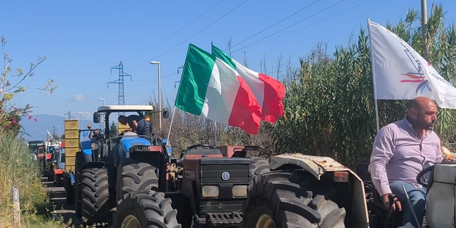 Caro carburante, scatta anche in Calabria la protesta degli agricoltori. Trattori in strada e blocchi agli svincoli – FOTO