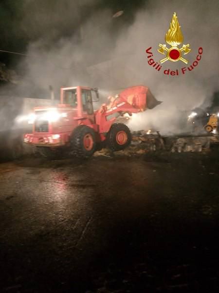 Semirimorchio carico di paglia in fiamme nel Reggino, intervengono i Vigili