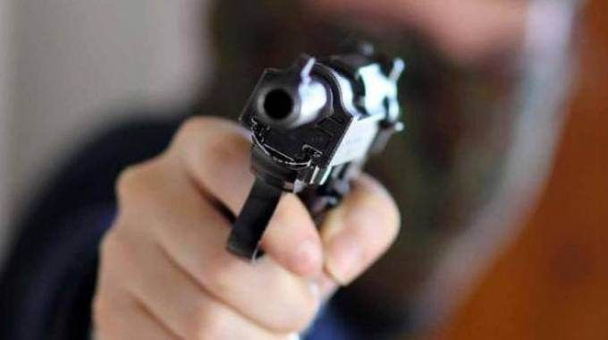 Reagisce alla rapina, cardiologo ferito a una gamba