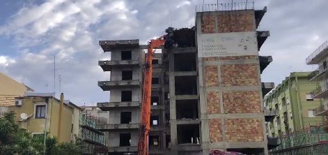 Soverato, dopo un’infinita controversia l’"ecomostro" viene giù – VIDEO