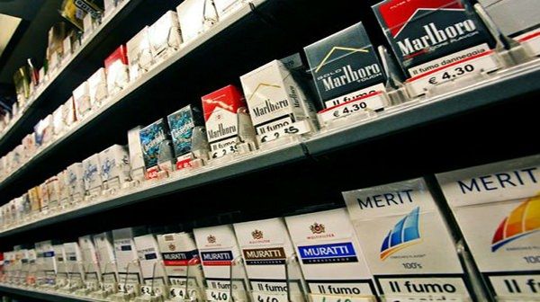 Vendeva sigarette senza autorizzazione, denunciato