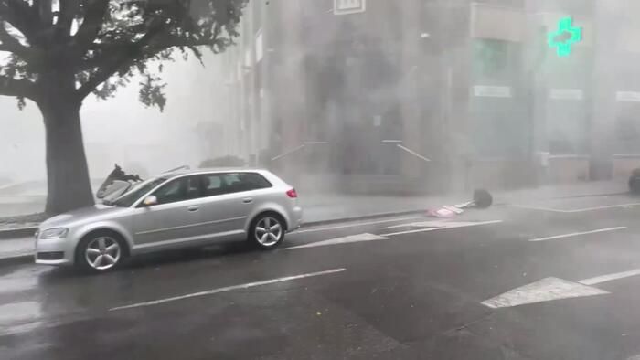 Nella notte tempesta su Milano: tetti scoperchiati e alberi caduti