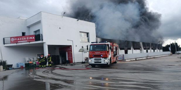 A fuoco un magazzino di cineserie, colonne altissime di fumo a Corigliano-Rossano