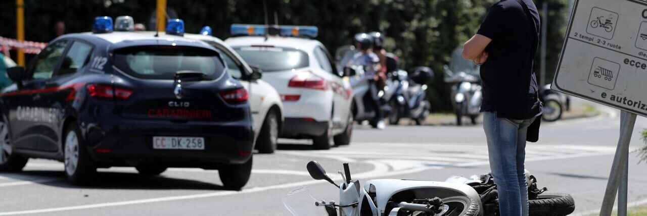 Litiga al semaforo, investe ed uccide un motociclista, arrestato 49enne