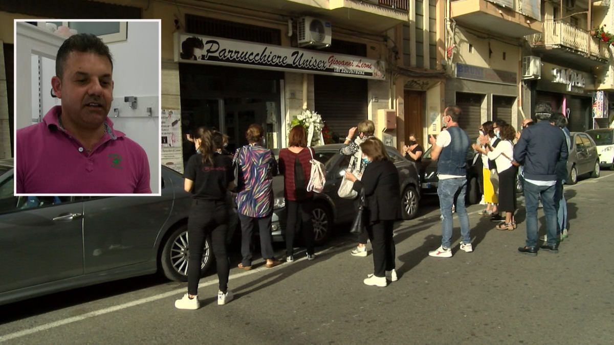 Fase 2, l'omaggio dei parrucchieri di Crotone al collega morto per Covid-19