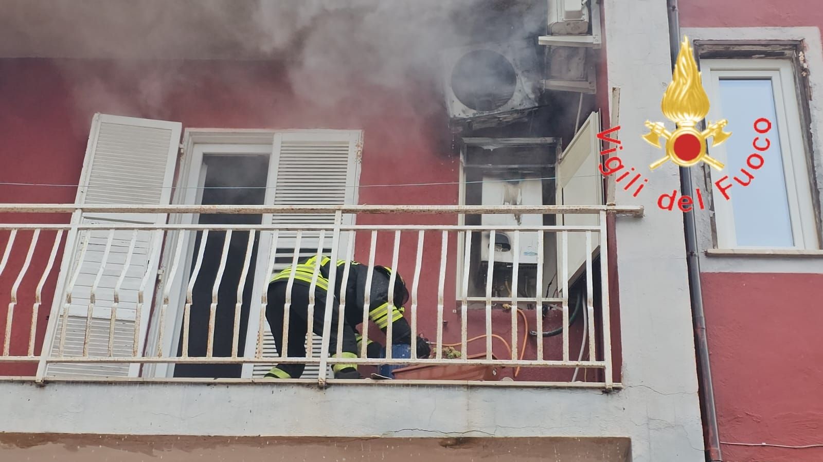 Dramma sfiorato a Crotone, incendio in un’abitazione. I vigili del fuoco evitano il peggio – VIDEO