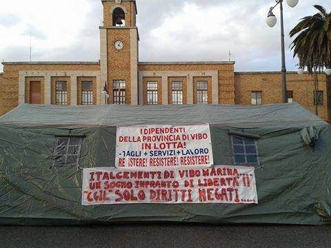 Vibo, una tenda verde contro la precarietà