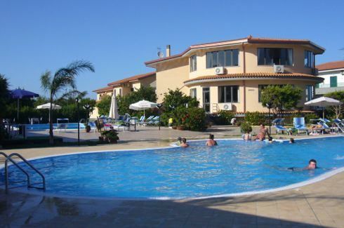 Erano poveri ma costruivano resort, la storia della famiglia Saraco