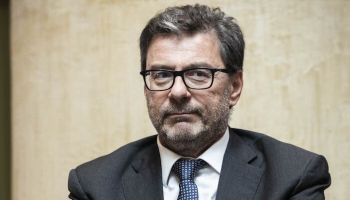 Giorgetti: «Vantaggi fiscali alle imprese che alzano gli stipendi»