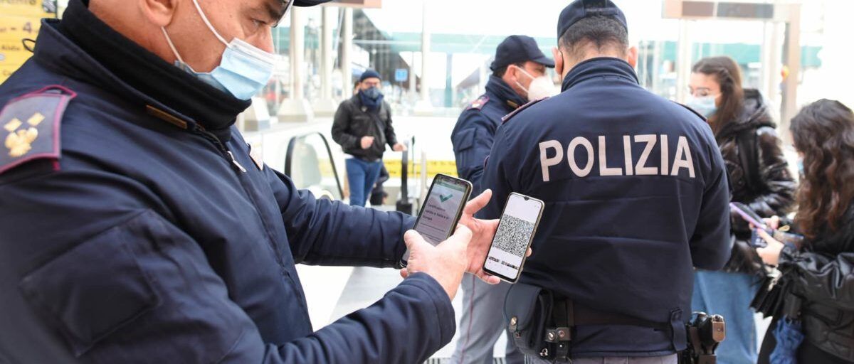 Indebito rilascio di green pass, 50 ordinanze cautelari