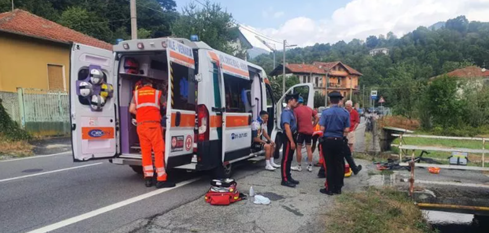 Travolge i ciclisti e poi torna indietro per investirli ancora: fermato