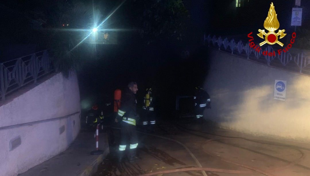 Incendio in un’autorimessa a Paola