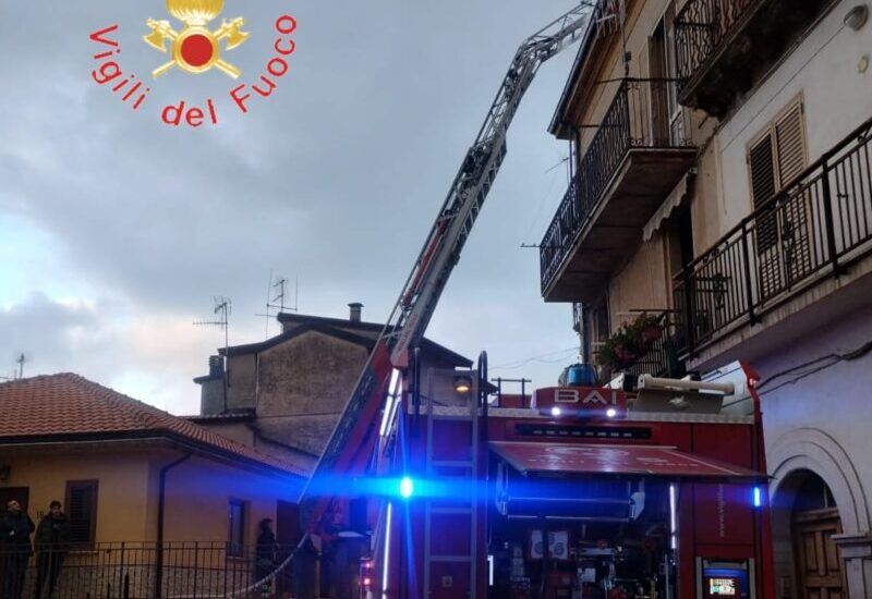 Incendio divampa in un edificio a Spezzano della Sila, evacuate quattro persone