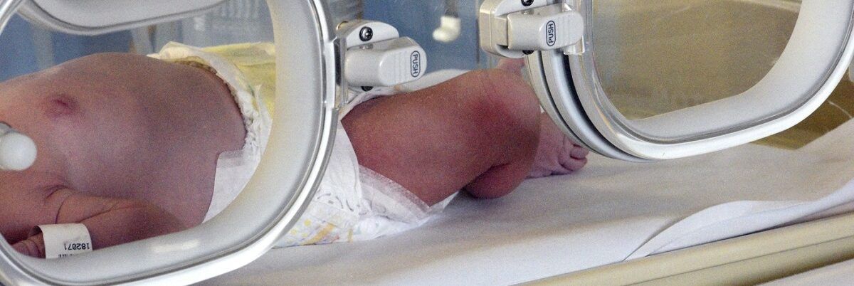 Neonata abbandonata in una scatola a Monza