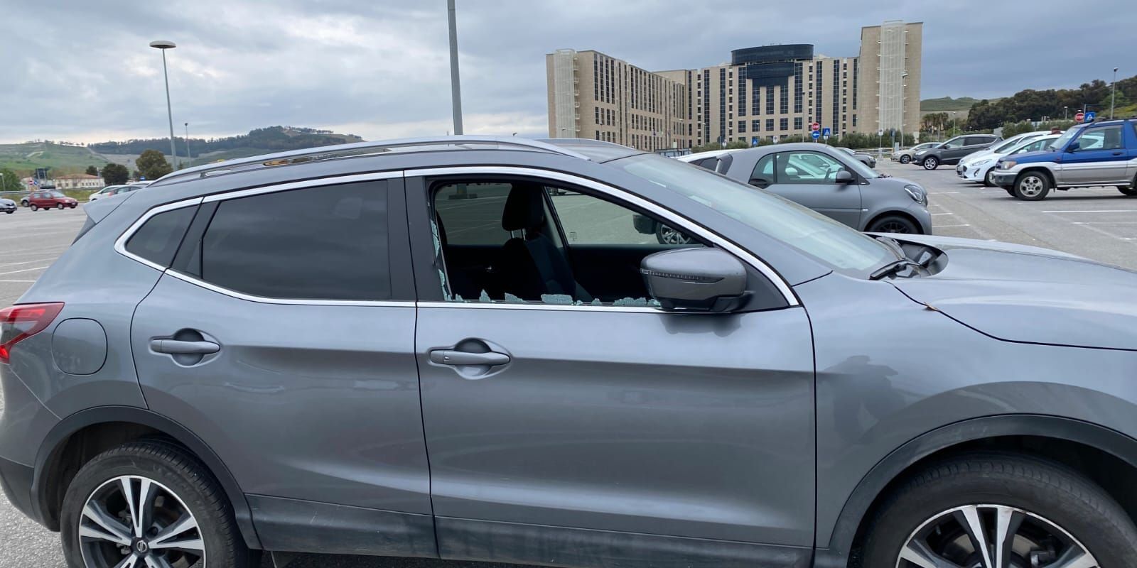 Cittadella regionale, parcheggiare è un rischio fra auto in sosta “saccheggiate” e degrado – FOTO e VIDEO