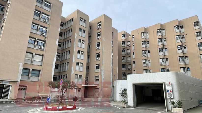 Corigliano Rossano, mattinata di follia al pronto soccorso: feriti un medico, un infermiere ed un oss – VIDEO