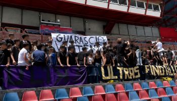 Cosenza, tensioni alla Partita del Cuore dopo uno striscione contro Guarascio: ferito uno studente. Il sindaco: «Clima preoccupante»
