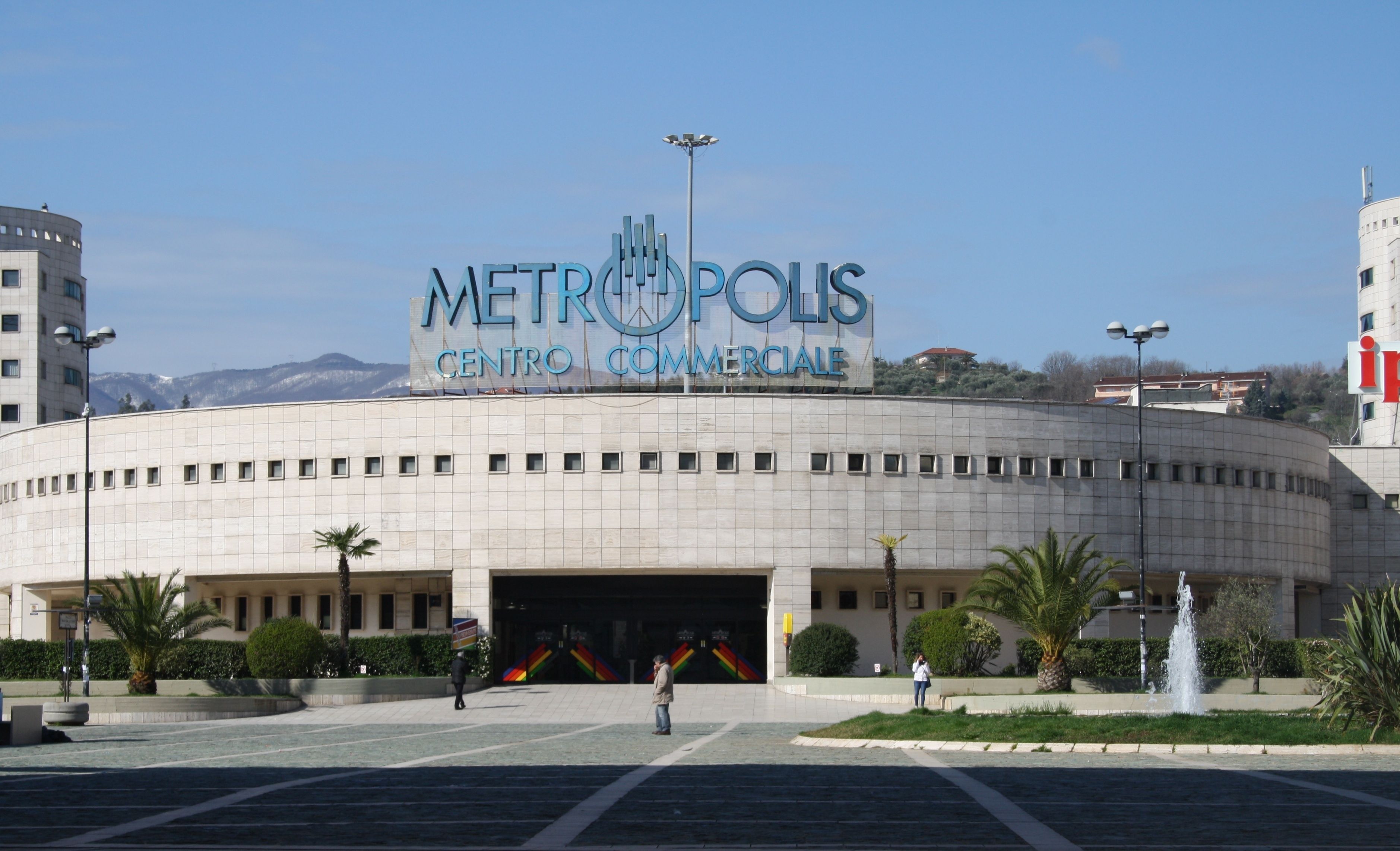 Rubavano nei negozi del “Metropolis”, arrestate due cosentine