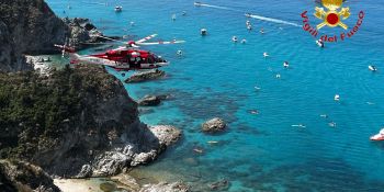 Uomo cade dal costone di Capo Vaticano, recuperato in elicottero dai Vigili del fuoco – FOTO E VIDEO