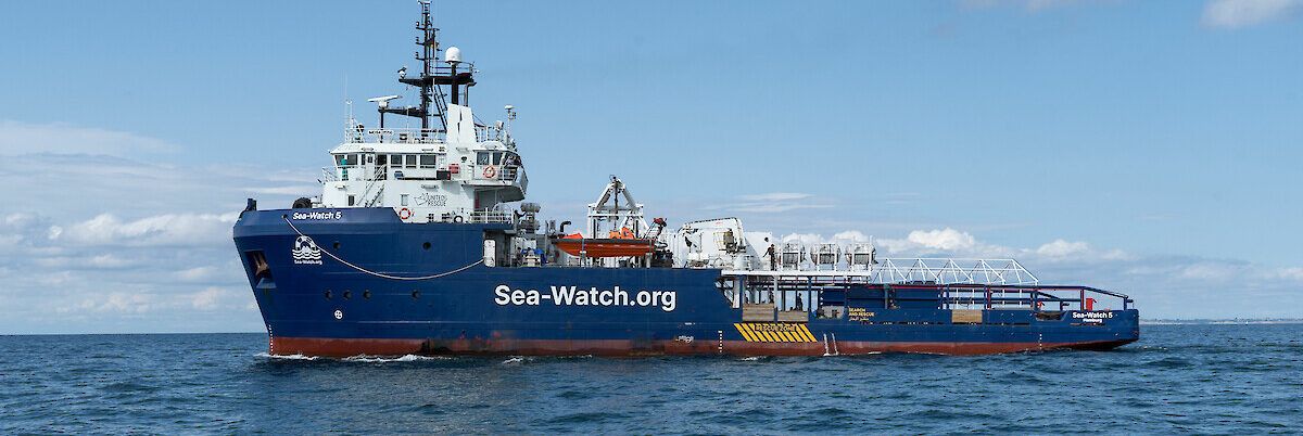 «Ha soccorso i migranti senza permesso», scatta il blocco per Sea Watch 5