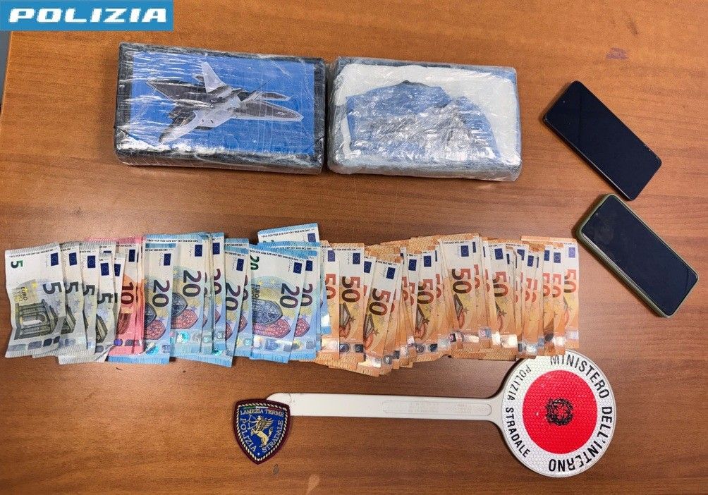 Lamezia Terme, tradito dall’auto in panne: la Polizia lo soccorre e gli trova 2 chili di cocaina