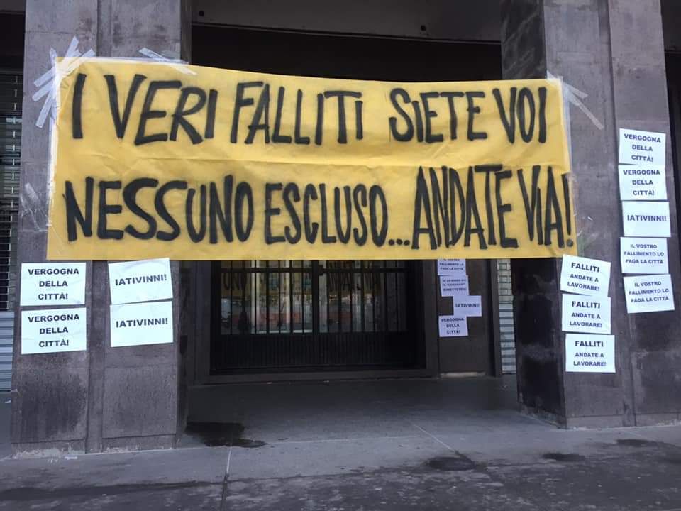 Comune verso il dissesto, la protesta a Cosenza: «I veri falliti siete voi»