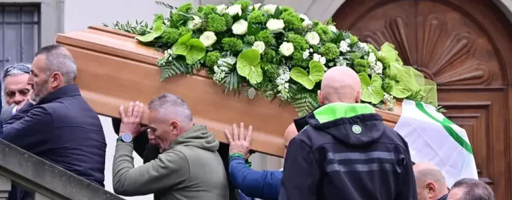 Ai funerali di Bossi il coro “secessione” e Salvini contestato – FOTO