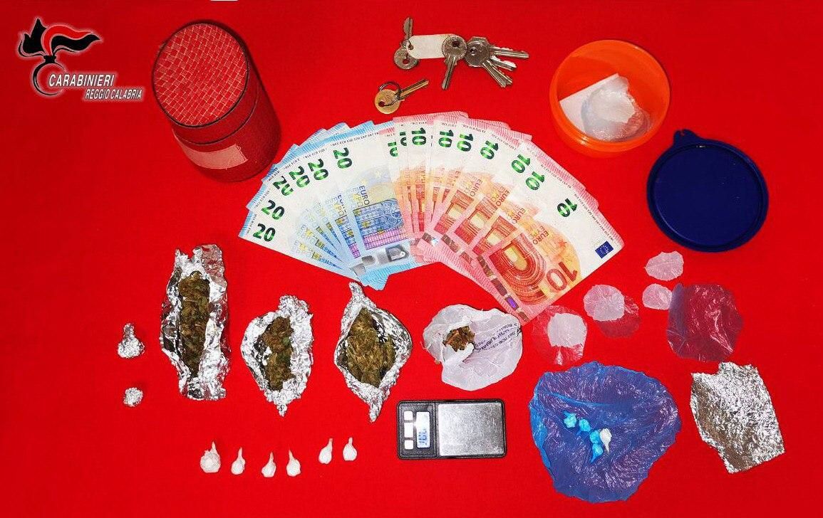 Nascondeva droga a fini di spaccio in un casolare, un arresto a Reggio