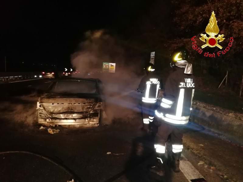 Auto in fiamme sull'autostrada, paura per due viaggiatori