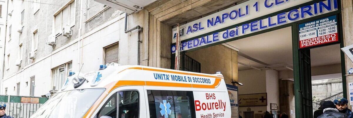 Dodicenne pugnalata al volto a Napoli, caccia all’ex 17enne