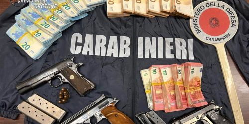 Armi, munizioni e contanti per quasi 50mila euro: due arresti a Crotone