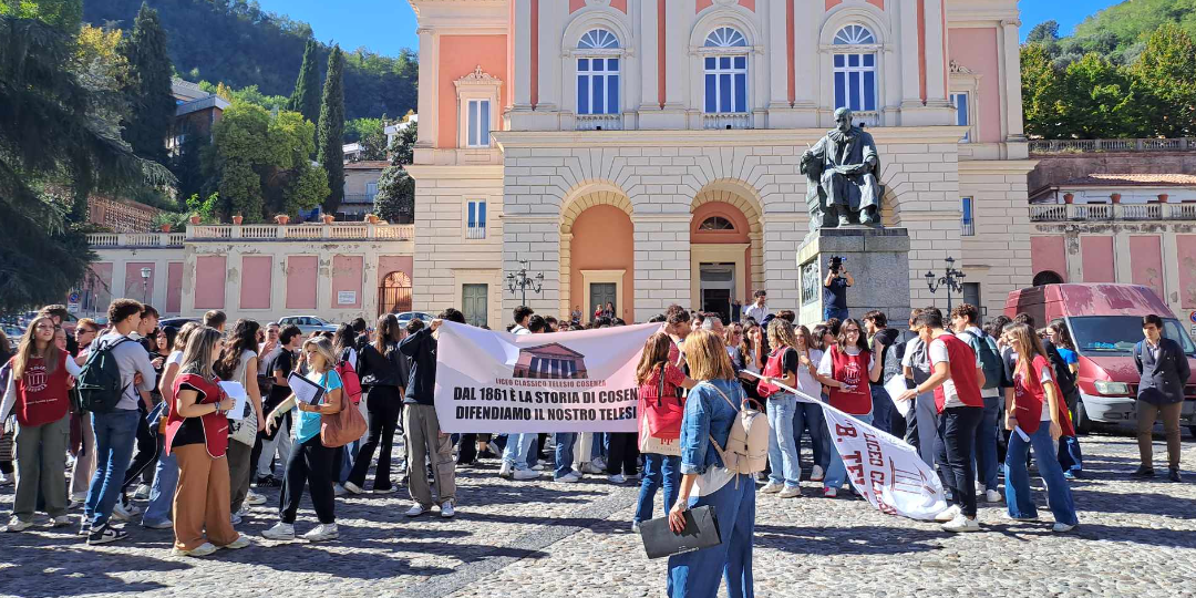 Il no al dimensionamento scolastico di studenti e docenti del “Telesio” di Cosenza – VIDEO E FOTO