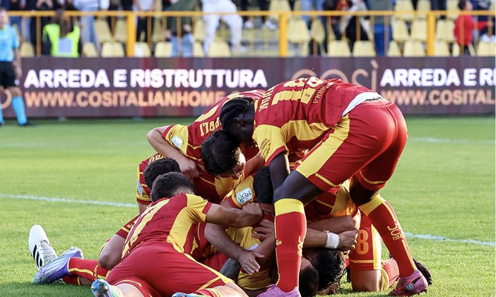 Terza vittoria di fila per il Catanzaro: contro il Venezia 2-1